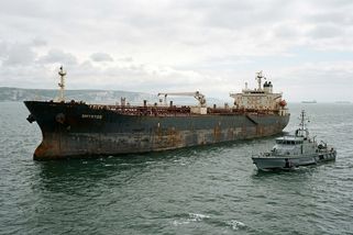 Britové zadrželi ruskou ropu. Teď ji chtějí prodat ve prospěch Ukrajiny