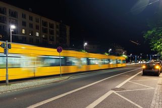 Útočník napadl nožem v noční tramvaji v Drážďanech Američana, který se zastal obtěžovaných žen - Novinky