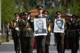 Na Ukrajině pochovali s poctami ostatky vůdce nacionalistů Melnyka - Echo24.cz