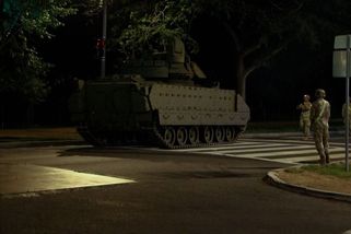 Na protesty na vojenské přehlídce odpovíme velkou silou, varuje Trump - Novinky