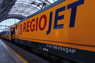Naštvaný exministr se pustil do RegioJetu: Vlaky se rozpadají a rezervace nefungují, míní