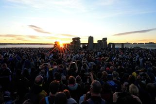 Tisíce lidí čekaly u ikonického monumentu na okamžik, který se opakuje jednou za rok - Novinky