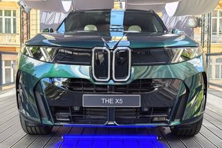 První dojmy z BMW X5: Obří baterie, elektrické dveře a nový luxus