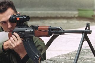 Lovci lidí v Sarajevu mezi sebou soutěžili, tvrdí novinář. Trumfem bylo zastřelit těhotnou ženu