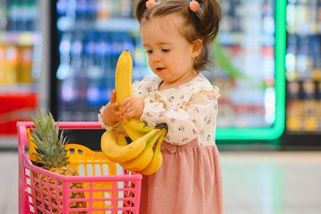 „Hlavně, ať je klid.“ Maminka dává dítěti rohlík ještě před zaplacením, jenže okolí jí to nedaruje