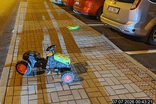 Noční vyjížďka na dětském traktůrku skončila konfliktem
