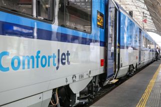railtarget.cz/osobni-doprava/temer-99-vlaku-cd-dojede-vcas-za-zpozdeni-vetsinou-nemohou-tvrdi-drahy-12533.html?utm_source=www.seznam.cz&utm_medium=seznam_distribuce&utm_campaign=lide