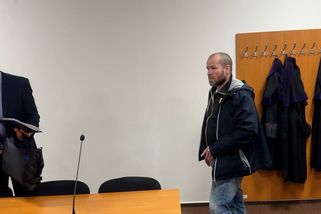 Muž na Plzeňsku zbil průvodčího, který ho chtěl poslat do správného vlaku. Chytil ho úplný amok, líčil napadený u soudu - Novinky