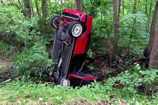 Lancia Delta Integrale skončila na Jičínsku zapíchnutá v potoce. Řidiče tahali ven hasiči