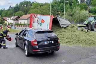 Traktor rozsypal náklad na silnici. Jedno auto skončilo pod jeho hromadou | hasici.cz