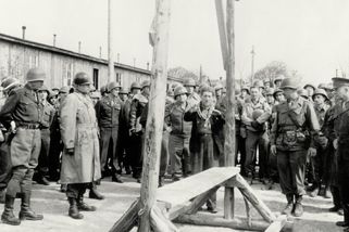 Peklo v Buchenwaldu: když američtí vojáci po odhalení nacistického tábora nebrali zajatce - Médium.cz