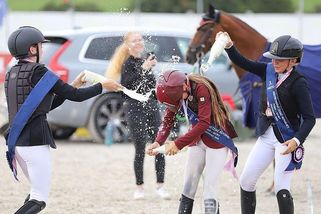 jezdci.cz/clanky/deni-v-tydnu-cachy-ziji-akci-roku-v-martinicich-probiha-mistrovstvi-pony/?utm_source=www.seznam.cz&utm_medium=seznam_distribuce&utm_campaign=lide