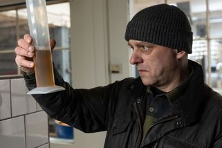 Ledviny bez viny: Komedie vtipná jako vyšetření u urologa