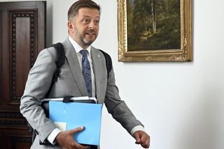 Po kolena v bahně a kukuřici: Vít Rakušan vzal děti na výlet, který se zvrhl. Stejně jako jeho následný vtip - Super.cz