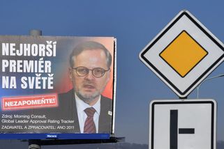 Lživý billboard ANO s „nejhorším premiérem na světě“ není trestný. Ale nemylme se, o vážný zločin přesto jde
