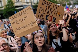 Desítky tisíc demonstrantů prošly Prahou na podporu ČT a ČRo - Seznam Zprávy