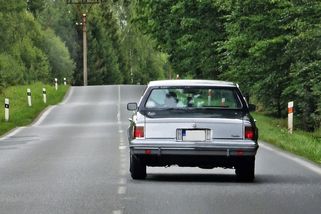 Proč v USA auta blikají červeně, zatímco v Evropě musí mít oranžové blinkry?