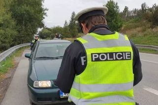 Hlavně se nedívat na hodinky. Policista prozradil, jak se nechovat při silniční kontrole