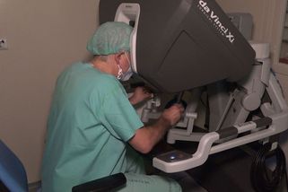 Karlovarská nemocnice si pořídí chirurgického robota. Pomůže při stovkách operací ročně - Novinky