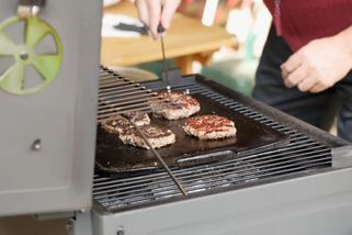 Češi se zbavují zahradních grilů. Hitem 2025 je věc, co ugriluje kompletně za vás - Techsvět
