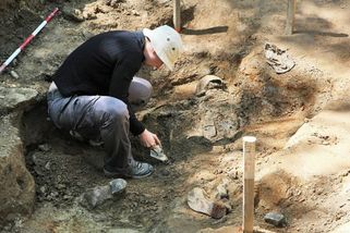 Když Češi zabíjeli německé civilisty: U Dobronína je ubili rýči a lopatami - Médium.cz