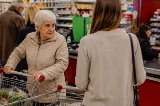 Je opravdu nevychovaná mladá generace? V obchodě mě častěji předbíhají důchodci - Médium.cz