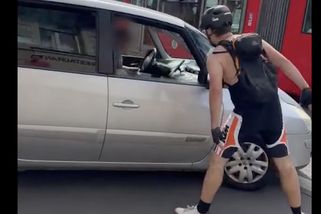 Cyklista nedal přednost autu, rozbil přední sklo a ujel se zdviženým prostředníčkem