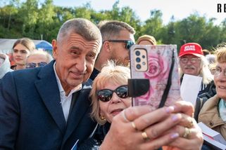 Srkání z kokosu a pávi na vládě: Státní politika se stala kabaretem pro sociální sítě