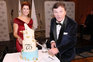 Na oslavu narozenin Pavla Trávníčka dorazili Vyskočil, Obermaierová i bývalý kancléř Mynář s krásnou chotí