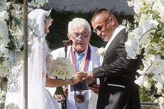 Karlos Vémola se oženil. Nevěstu Lelu s obřím výstřihem a ženicha v obleku oddával Jiří Krampol | Super.cz