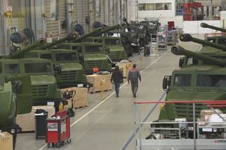 EU chce nakoupit zbraně v Evropě. Zbrojovky mají převzít továrny na automobily