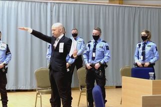 Soud jedná o podmíněném propuštění Breivika. Do síně přišel s nacistickým pozdravem