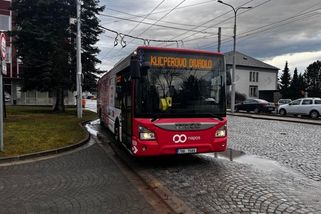 Hradecký unikát: Senioři mají vlastní divadelní linku do Klicperova divadla zdarma ~