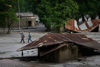 FOTO: Údolím se prohnala masa vody, bahna a kamení. Z nových záběrů z Nepálu mrazí - Novinky