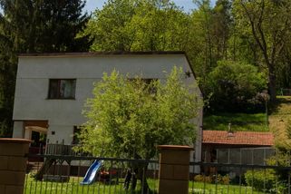 Největší hrůza z devadesátek opět zaplavila zahrady v Česku. Lidé vykupují hobbymarkety, zatímco designéři pláčou bezmocí