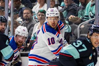 Hvězdný ruský hokejista Panarin se kvůli nemoci uchýlil k podivnému řešení. Dává si panáka přímo na střídačce