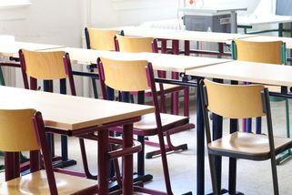 Studenti čekali před školou od noci. Chtěli nejlepší místa v lavicích
