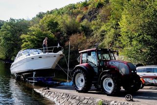 FOTO: Voda ze Slap pomůže Vltavě. Z nádrže vytahují lodě - Novinky