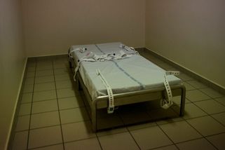 Pacientka na opavské psychiatrii byla 12 let kurtována k lůžku. Případ prošetřuje policie - Novinky