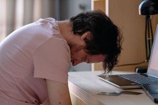 Tři roky slibů podvodnice o společném životě stály muže z Hradce Králové 1,6 milionu - Novinky
