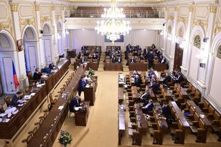 Hádka poslanců: Bendovi „bouchly saze“, neklidná Schillerová a výchovné facky. ANO zuří