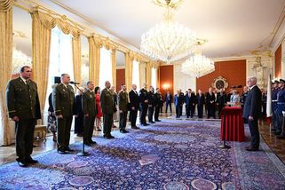 Den vítězství na Hradě: Prezident povýšil deset důstojníků do generálských hodností