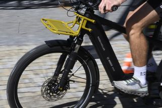 Neuvěřitelné záběry z Česka: Na kole jel rychlostí až 120 km/h, řidič zůstal v šoku