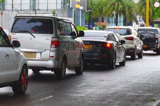 Chudý Laos se rozhodl šetřit. Od června zakázal spalovací auta
