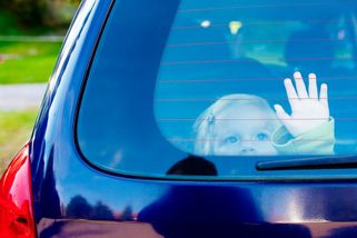 ŽENA-IN - Rozbít okno, nebo čekat? Policie radí, jak zachránit dítě nebo psa, aniž byste se sami dostali do potíží