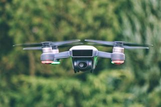 Krouží vám nad hlavou cizí dron? Pozor na obří past, naštvaní Češi kvůli tomu končí před soudem - VědaŽivě.cz