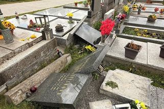 Záhada ve Vlašimi. Na hřbitově našli zbořené náhrobky, cizí zavinění vyloučili - Novinky