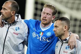 Zdrcená hvězda si bizarně ublížila. De Bruyne se vážně zranil při penaltě - Sport.cz