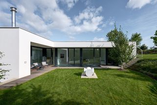 Rodinný dům jako galerie každodennosti. Architektura tu rámuje umění | EARCH.cz