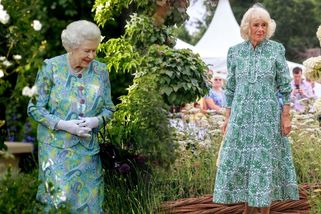 Camilla mezi květinami připomněla Alžbětu II. Podobné snímky dělí šestnáct let